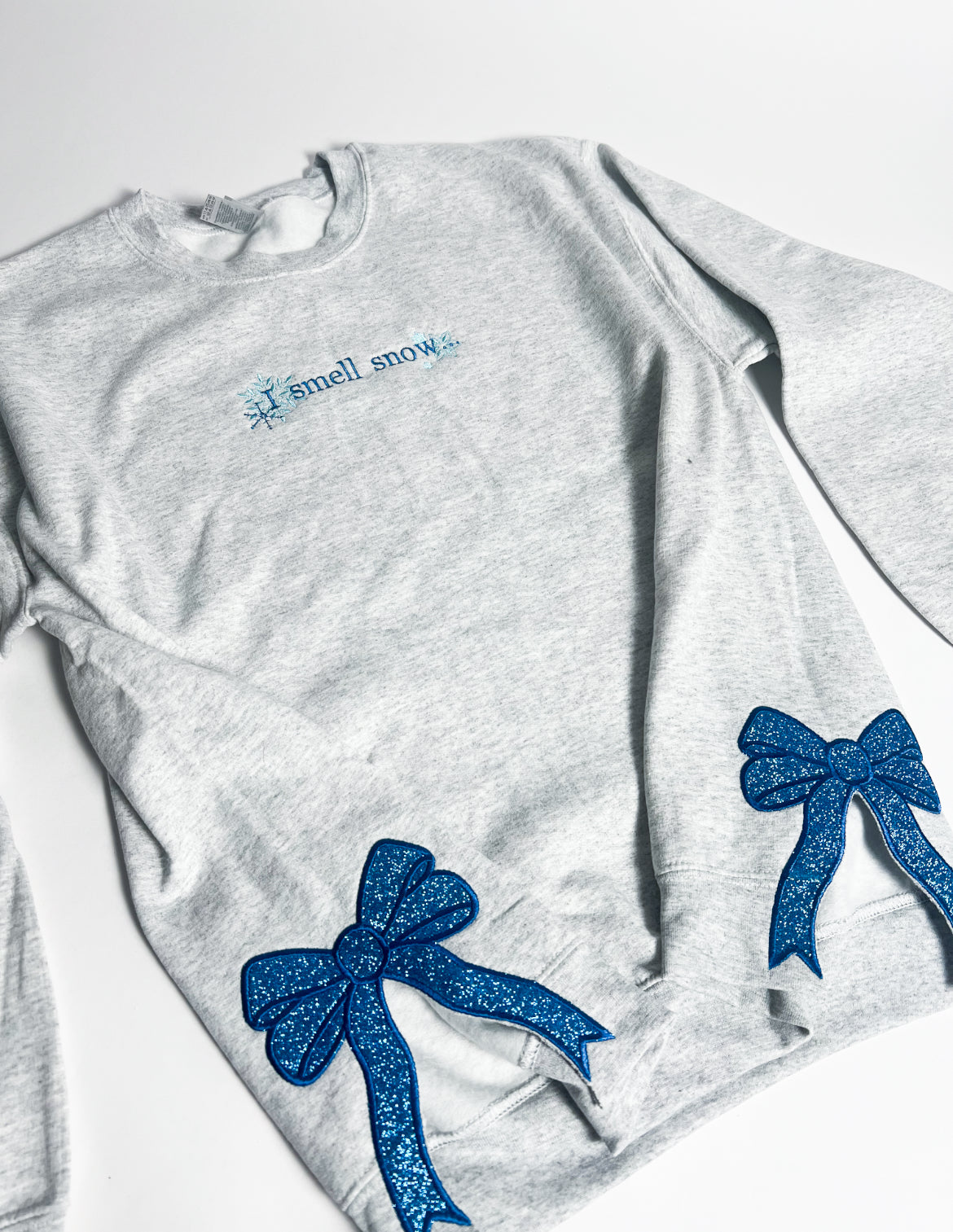 I smell snow crewneck with Glitter Side bows